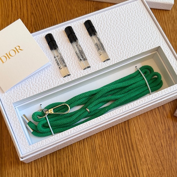 Dior Fan with lanyard and samples. - Picture 4 of 4